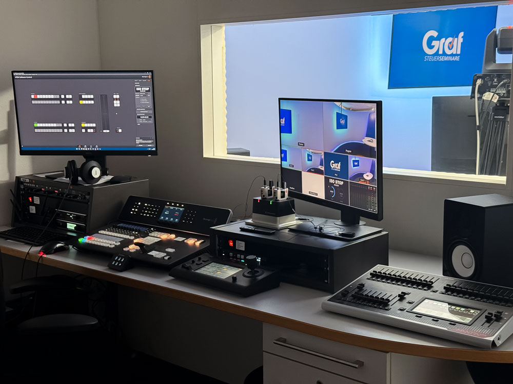 Regieraum mit Bildmischung und Monitoring für Online-Seminare